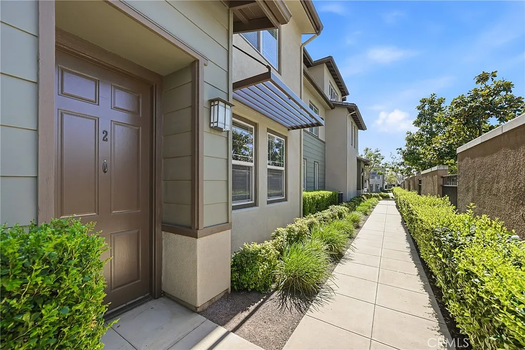 3 bed, 1597 sqft, $3,300 — Photo 2