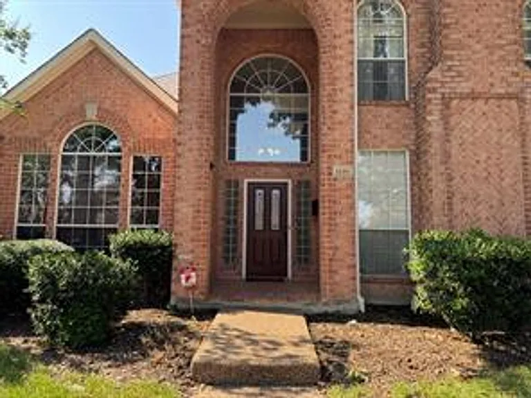 1100 Hunters Creek Dr — Photo 2