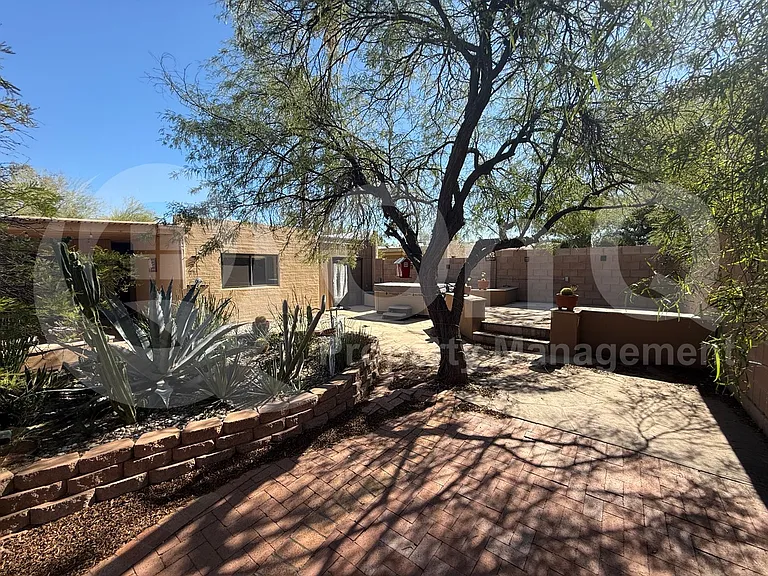 1817 N Evelyn Ave — Photo 1