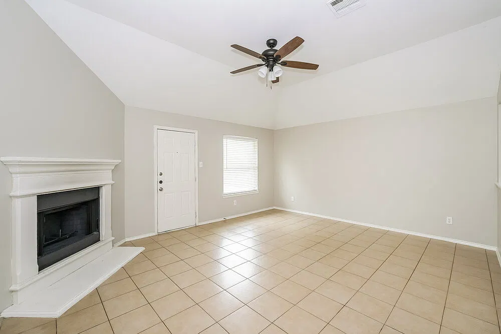 4 bed, 2.0 bath, 1946 sqft, $3,240 — Photo 3
