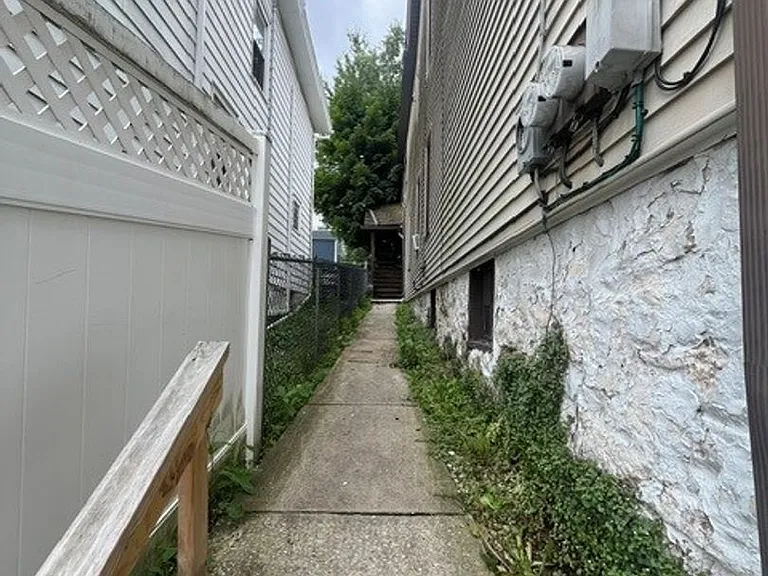 63 W Railroad St #B — Photo 2