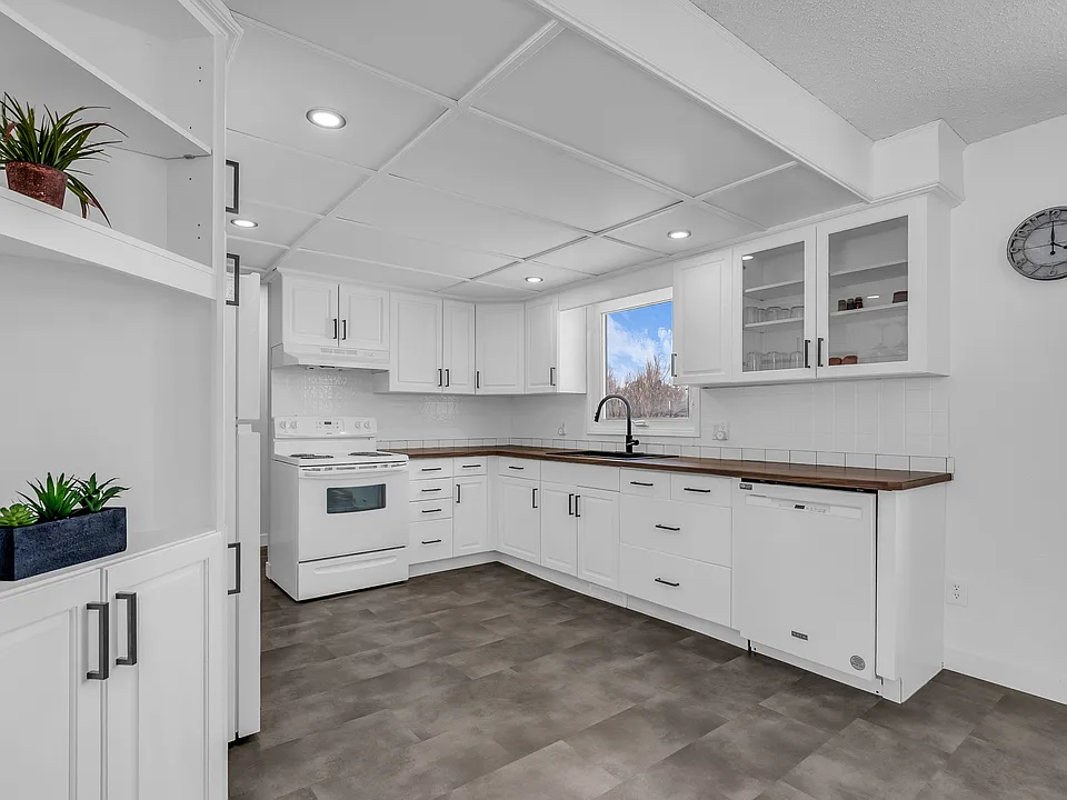 242 Carleton Dr