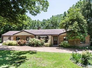 1900 N Signal Hills Dr, Saint Louis, MO