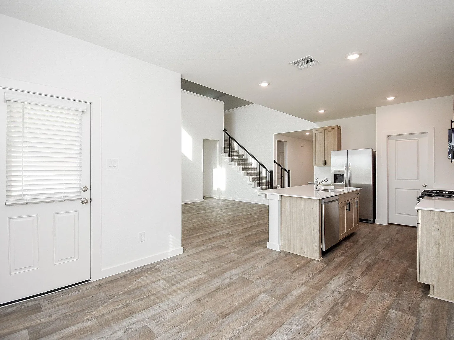 4 bed, 2.5 bath, 2451 sqft, $2,800 — Photo 3