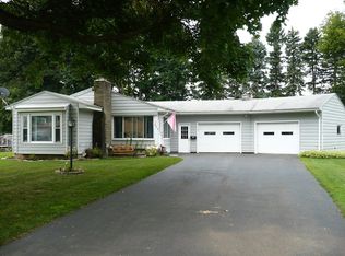 7221 Willow Rd, North Syracuse, NY 13212