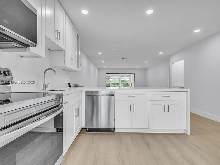 8535 Casa Del Lago #F — Photo 6