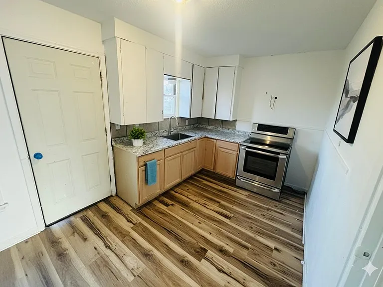 1104 Luna St — Photo 3