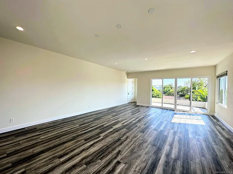 426 Sloane Ave — Photo 8