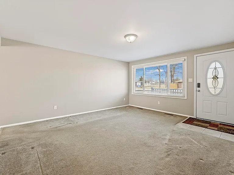 603 E Warfield St — Photo 5