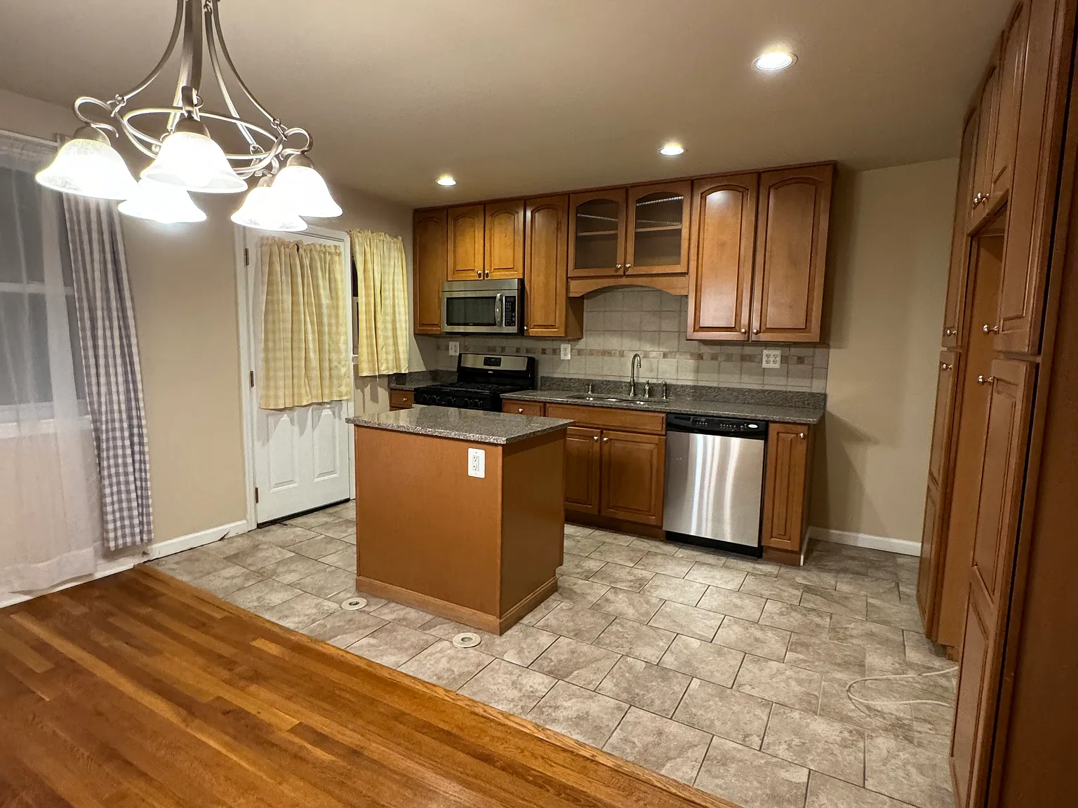 4 bed, 1324 sqft, $2,095 — Photo 2