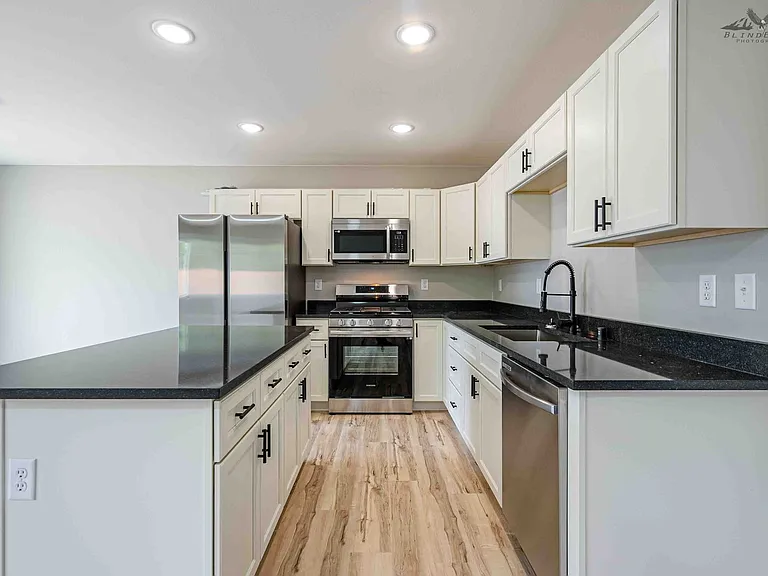 5943-5945 E Porcupine Ave — Photo 4