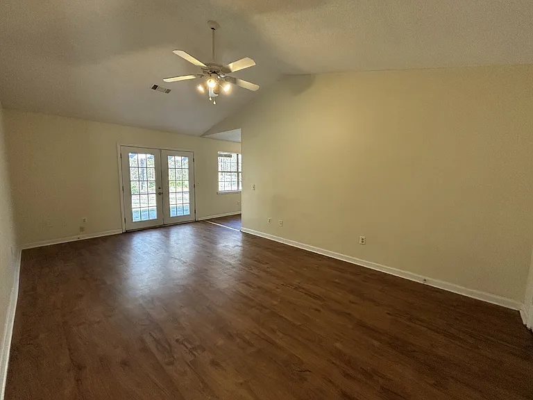 317 Jefferson Cir SE — Photo 2