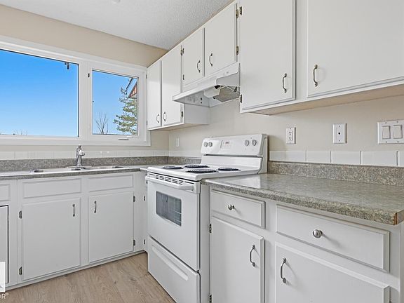 5th image of 10640 Beaumaris Rd NW