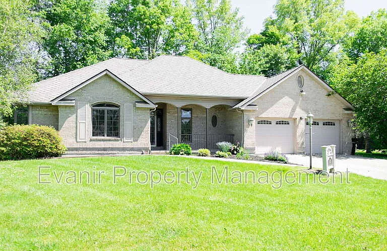 113 Brittany Ln — Photo 2