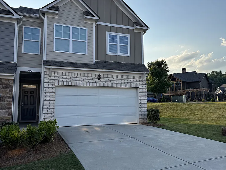 300 Stoneybrook Dr — Photo 2