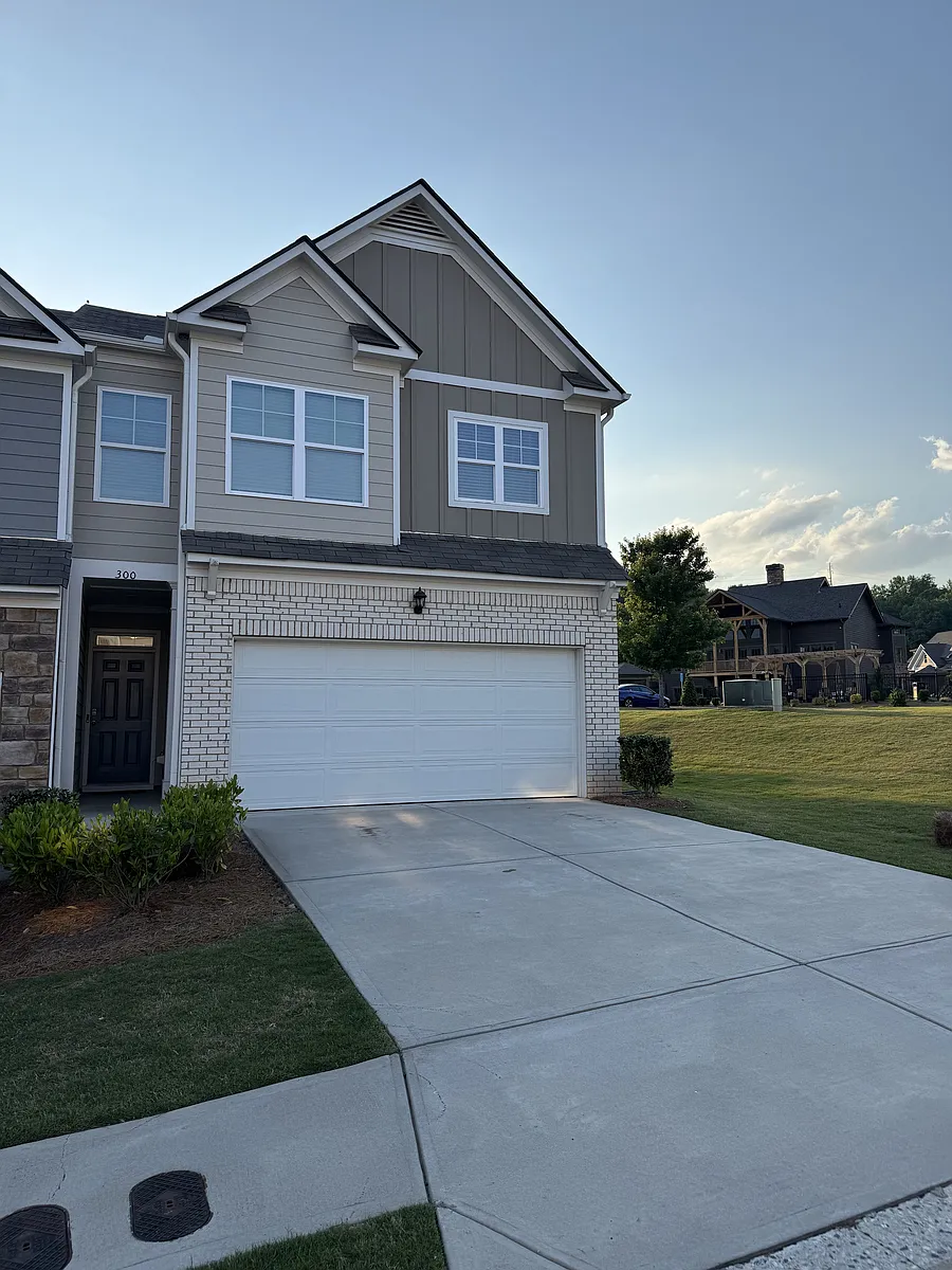 Building Photo - 300 Stoneybrook Dr