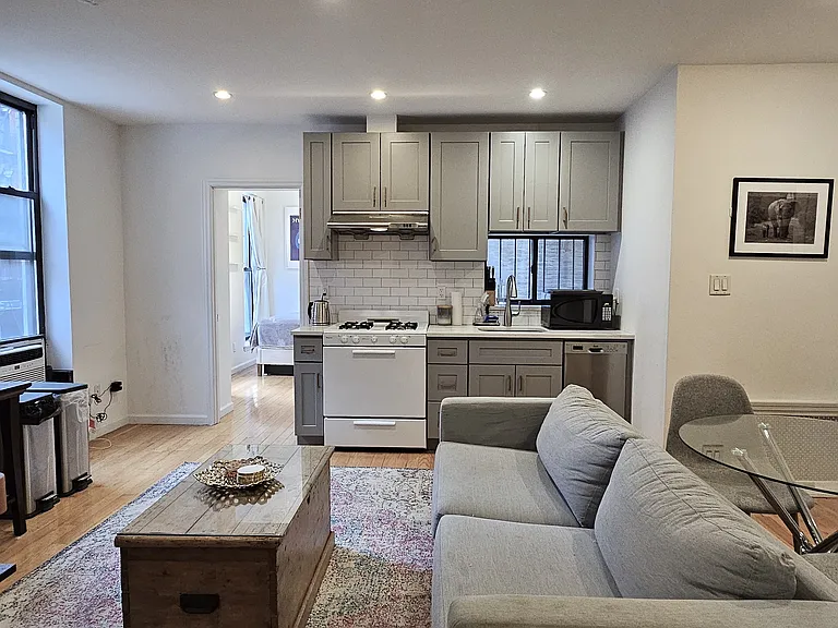 251 E 13th St #2 — Photo 4