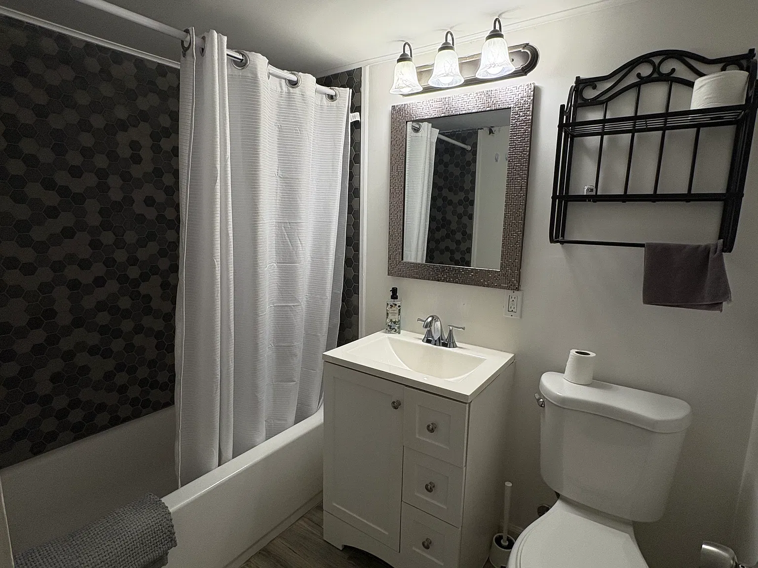 E 20th St, Huntington Station — Photo 4