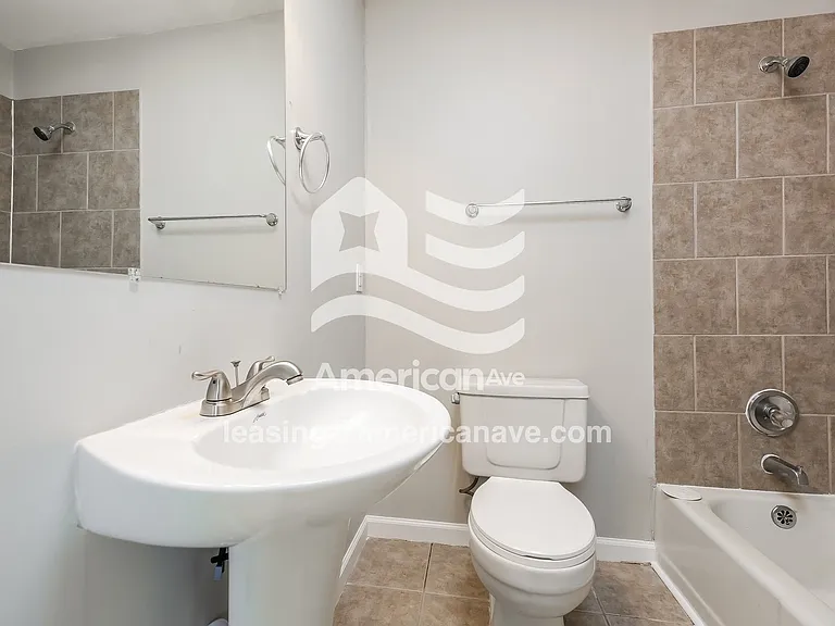 1669323_009_main_bathroom_14394509.jpg