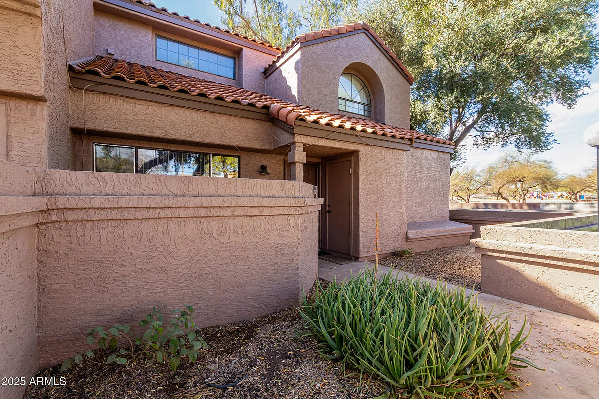 Building Photo - 609 E Mesquite Cir #D131
