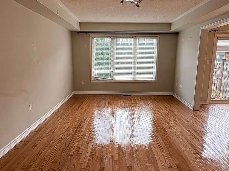 52 Dougherty Cres — Photo 4