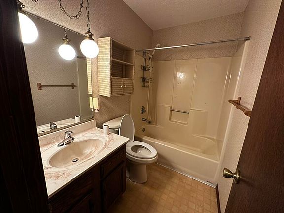 5th image of 310 Springwood Cir