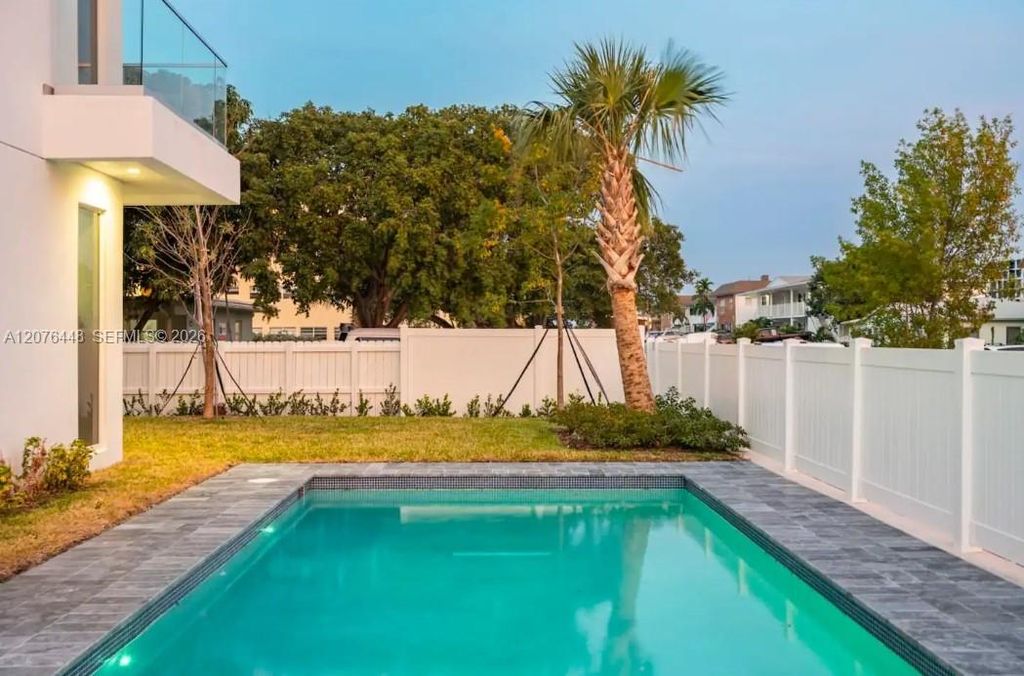 1000 N Riverside Dr, photo 8