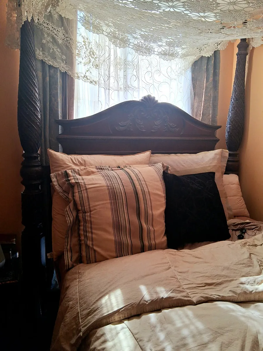 Bedroom A: $1,680 Private room with Queen sized bed - Scadding Ave