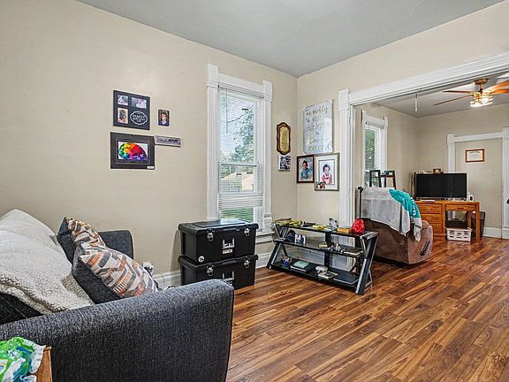 3rd image of 418 Cherry St