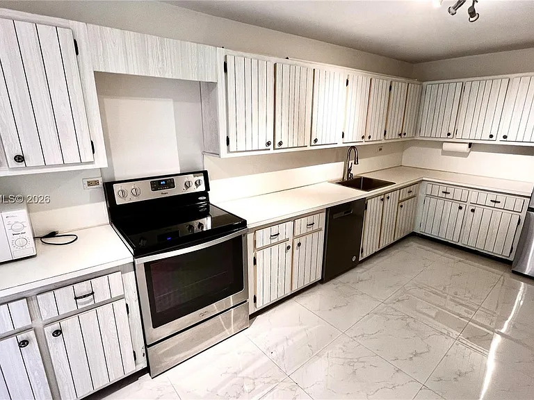 6039 Collins Ave #520 — Photo 6