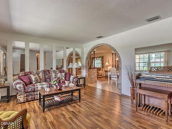 4th image of 1093 Wexford Way