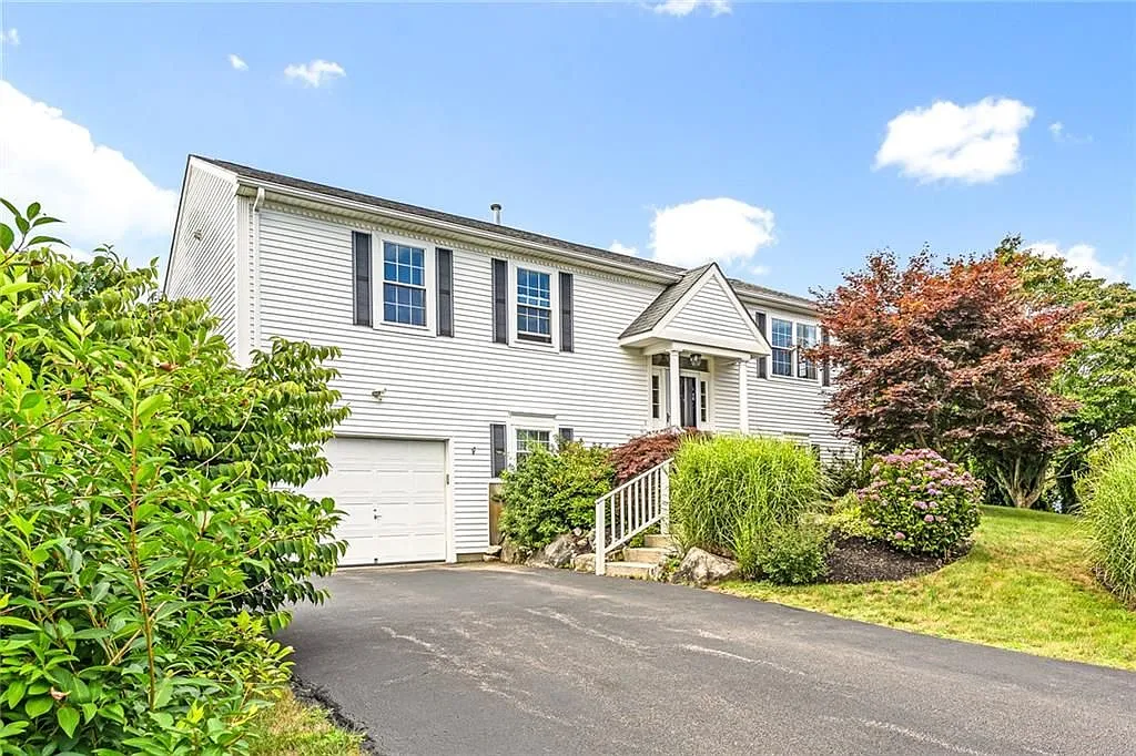 3 bed, 3.0 bath, 1288 sqft, $3,300 — Photo 1