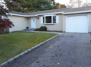 9 Ridge Haven Dr, Ridge, NY 11961