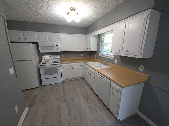 2nd image of 4986 Saginaw Ln