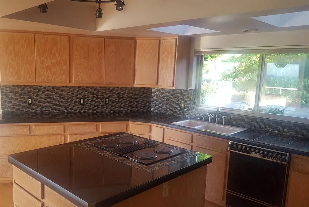 4 bed, 2500 sqft, $3,275 — Photo 4
