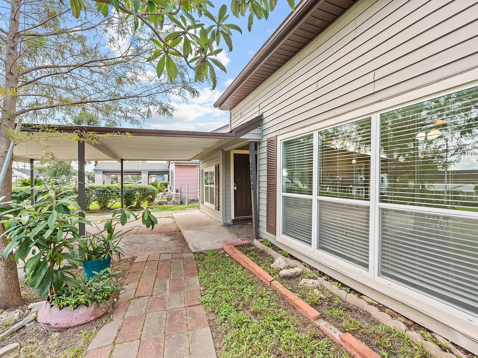 4 bed, 2.0 bath, 2060 sqft, $1,900 — Photo 4