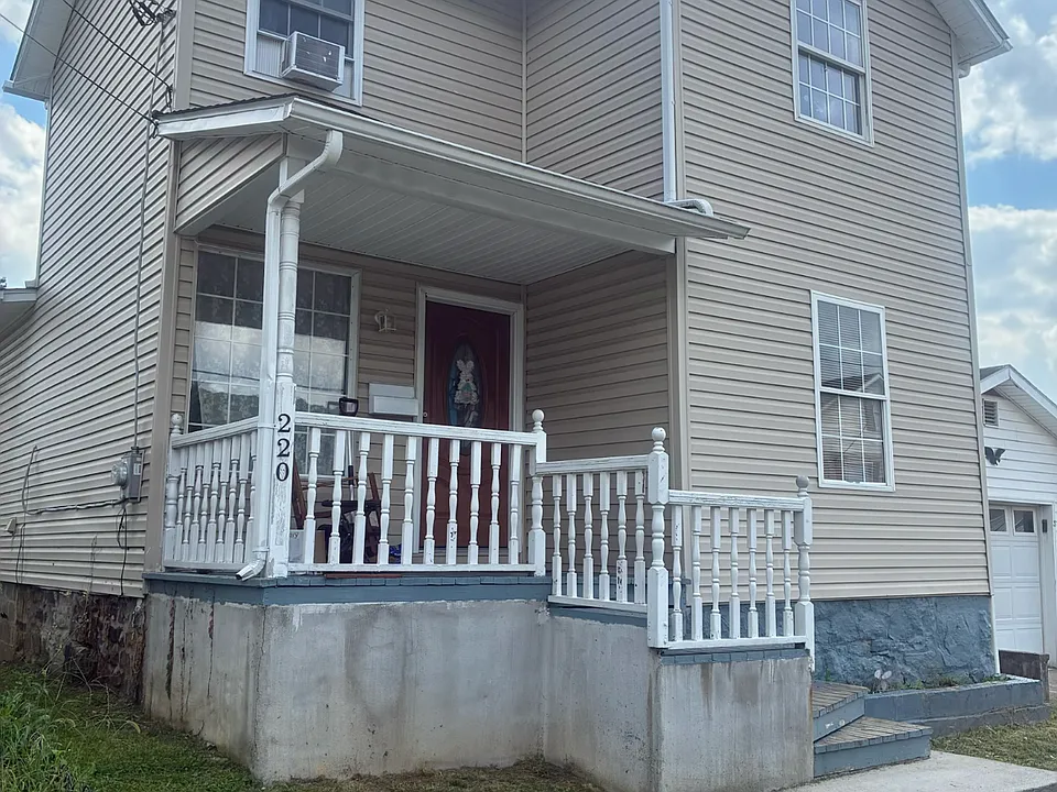 220 Oak St