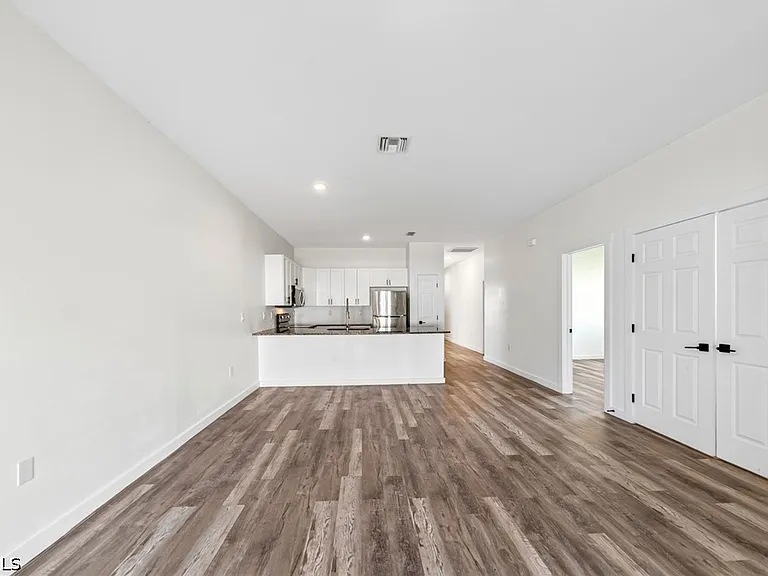 1530 Gilbert Ave S — Photo 9