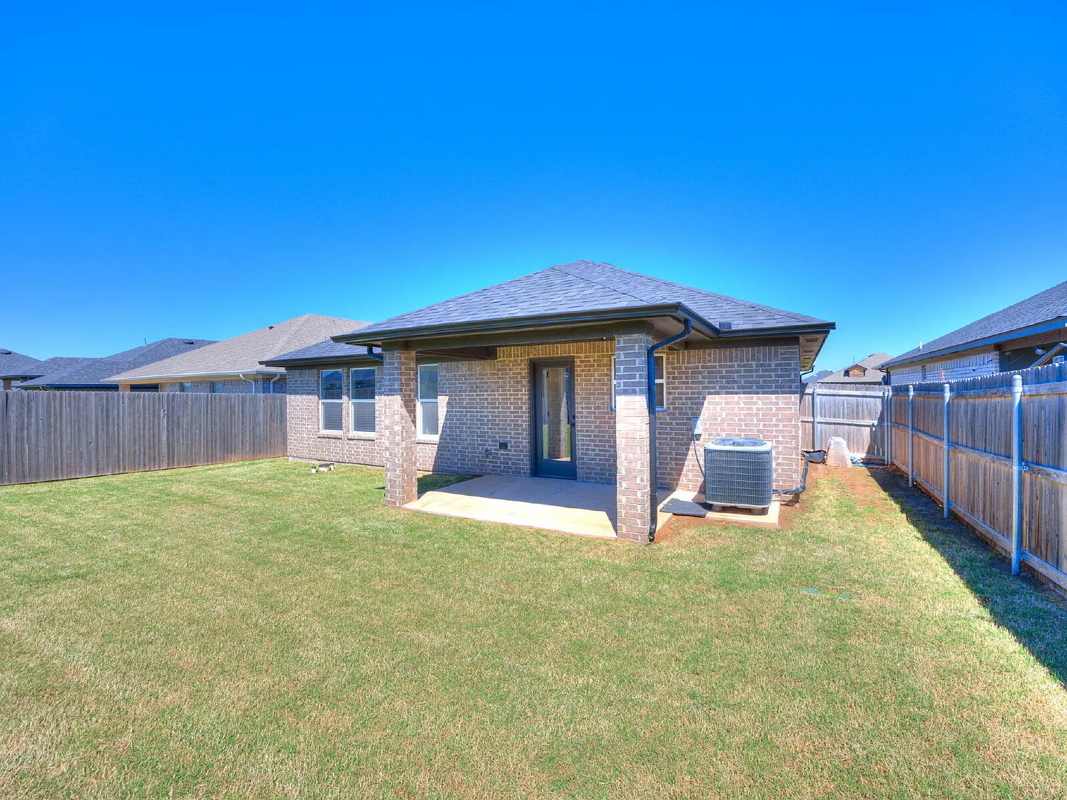 3 bed, 2.0 bath, 2879 sqft, $2,495 — Photo 4