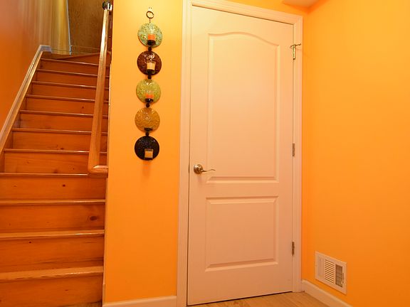 2nd image of 528 Dongan Hills Ave