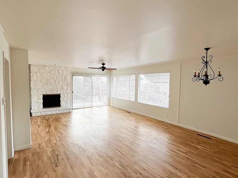 2626 E Blaine Ave — Photo 3