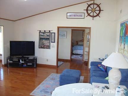 Living Room
						:
						25' 4" x 17'