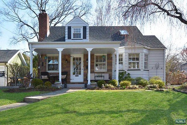 1612402