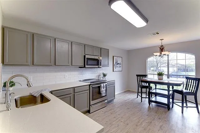 909 Whitley Dr — Photo 6