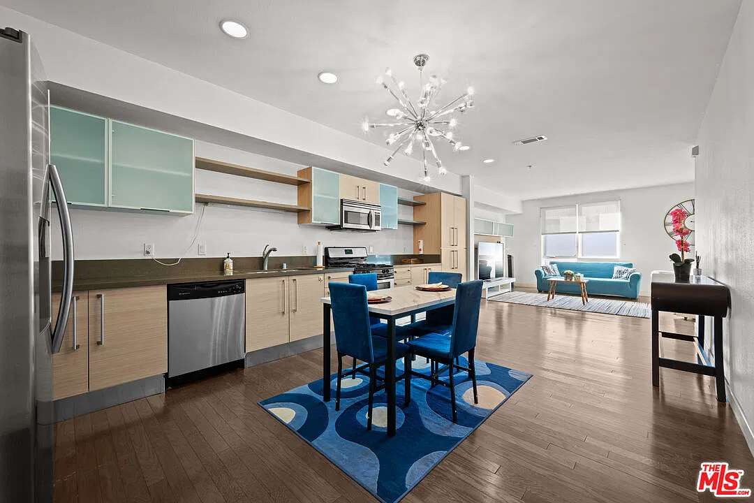 1 bed, 1.5 bath, 1180 sqft, $3,000 — Photo 2