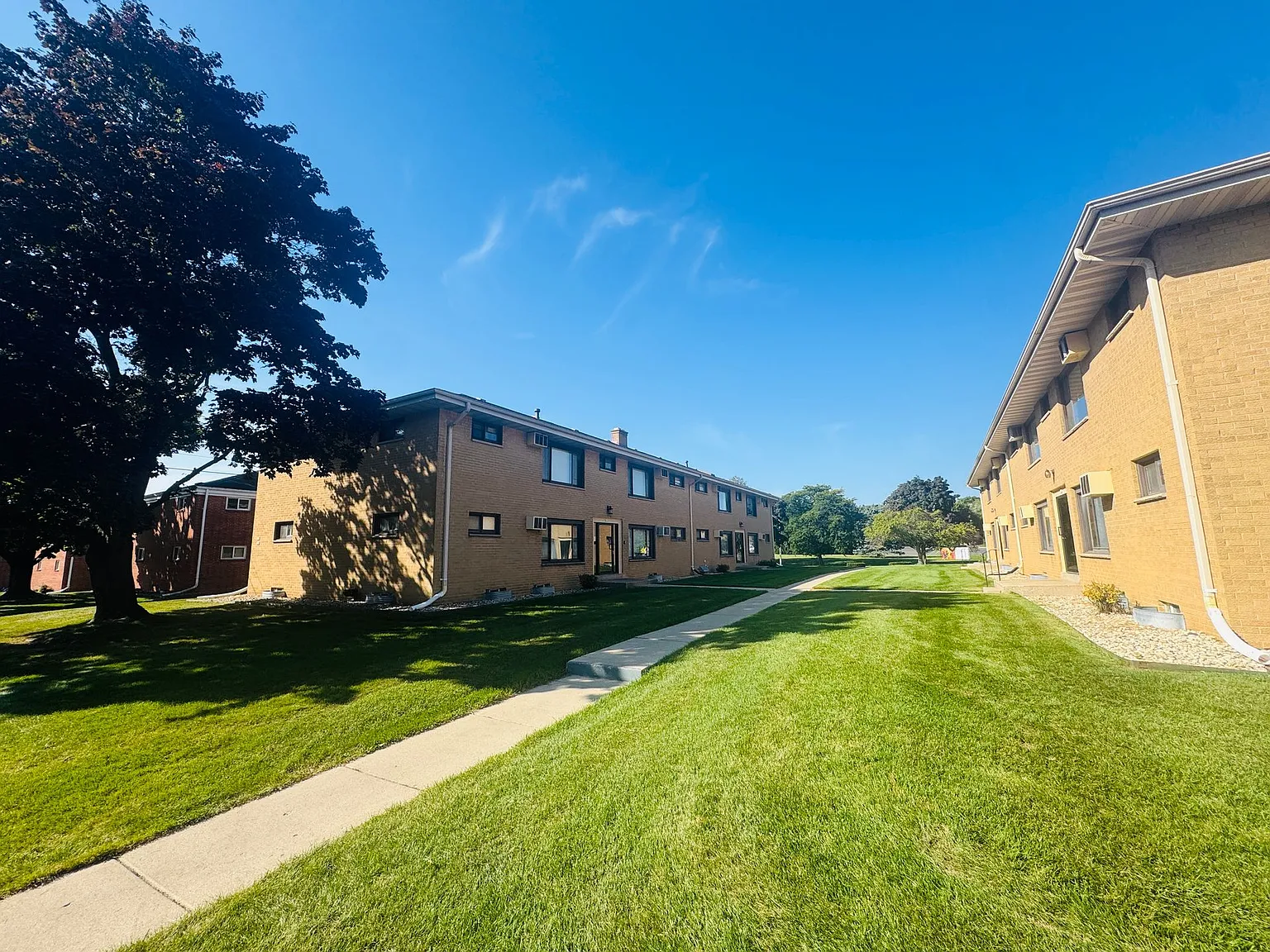 Waukesha Manor — Photo 3