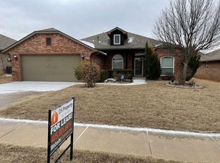 704 Manhattan Dr, Moore, OK 73160