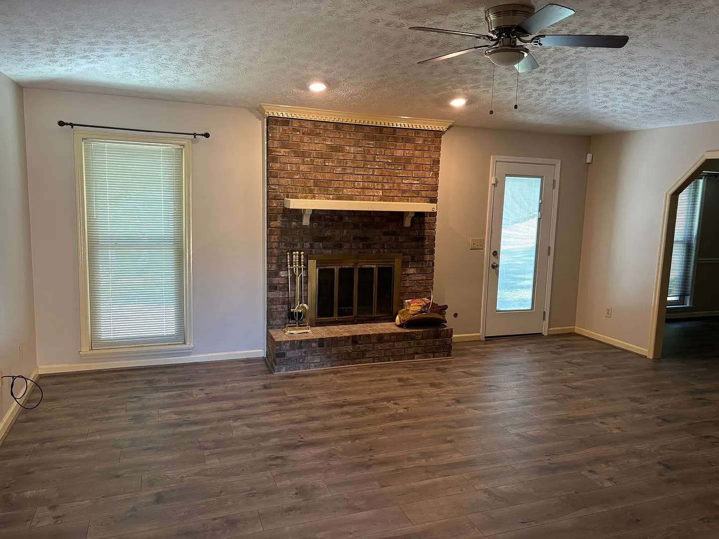 Spacious Home with Decorative Fireplace, Double Garage & Fenced Backyard — Photo 2