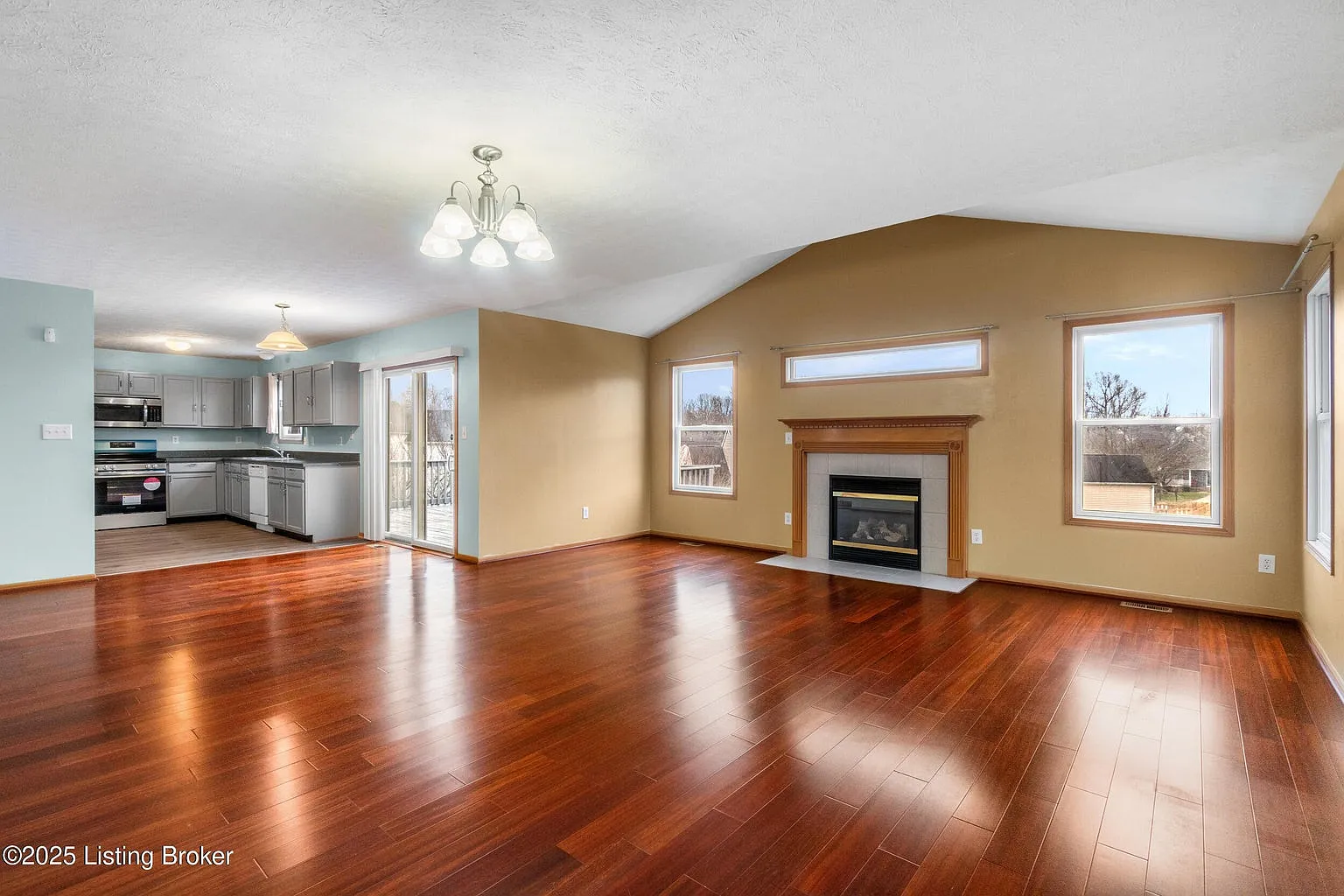 5 bed, 3.5 bath, 2650 sqft, $2,200 — Photo 3