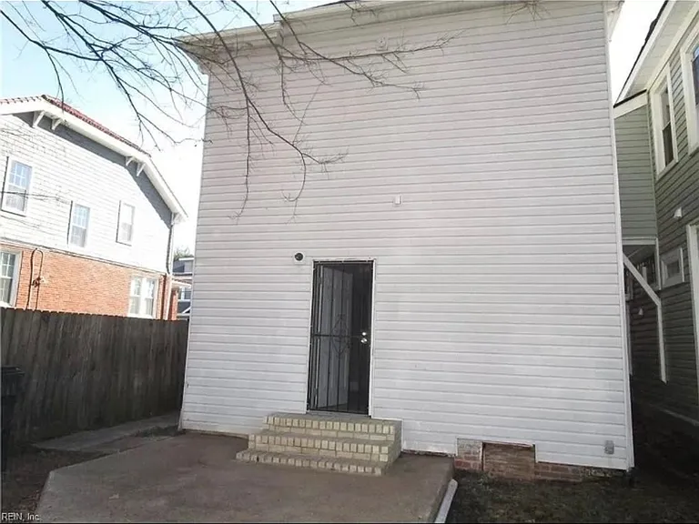 830 Lexington St — Photo 15